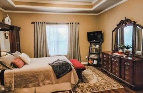 Beebe Haus | RaneyDay RedBird Retreat Water View/near Searcy AR