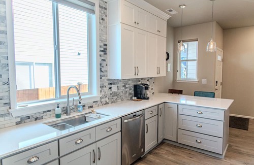 Enumclaw Wohnung | Modern 1 Bedroom Attached Apartment with separate driveway and entrance.