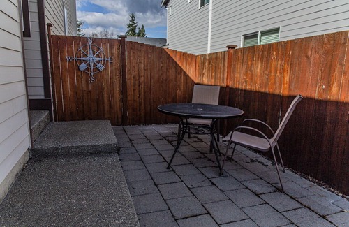 Enumclaw Wohnung | Modern 1 Bedroom Attached Apartment with separate driveway and entrance.