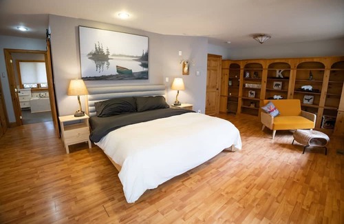 Novar Haus | Lakefront- Sauna, HotTub, WFH, Gym, Dock, kayaks