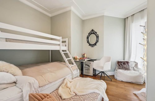 Passy Wohnung | Chic 2BR near Eiffel Tower & Swan Island