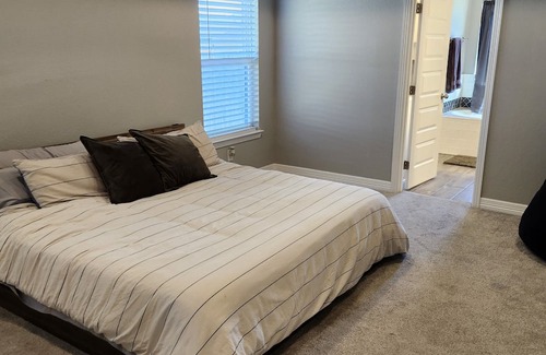 Hewitt Haus | Spacious 4 bedroom 3 baths