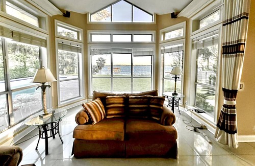 Orange Park Haus | Explorer Queen Room on Doctors Lake