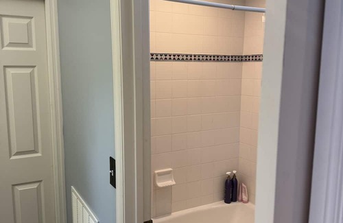 Orange Park Haus | Explorer Queen Room on Doctors Lake