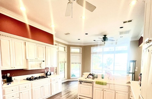 Orange Park Haus | Explorer Queen Room on Doctors Lake