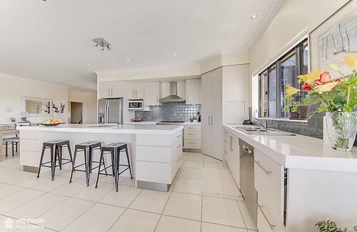 Yeppoon Haus | POOL WITH SEAVIEWS AND ENDLESS ENTERTAINING