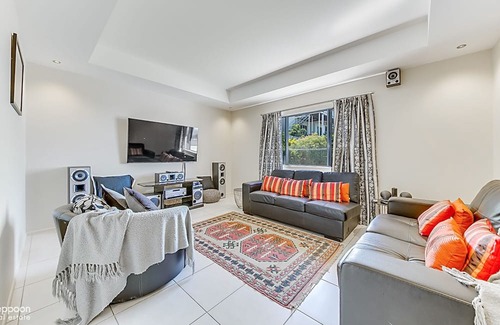 Yeppoon Haus | POOL WITH SEAVIEWS AND ENDLESS ENTERTAINING