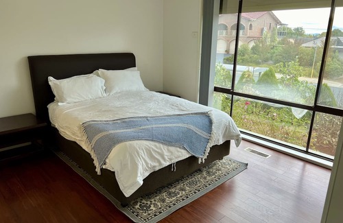 McKellar Haus | Charming 4-Bedroom Retreat with Ensuite Spa and Tranquil Backyard