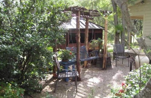 Martindale Hütte | Hill Country Getaway on the San Marcos River w/ 200 ft of private river access.