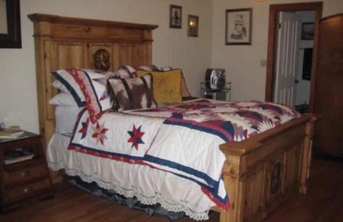 Martindale Hütte | Hill Country Getaway on the San Marcos River w/ 200 ft of private river access.