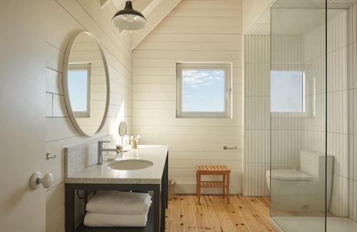 L'Ile-du-Havre-Aubert Haus | Prestigious home, recipient of many architecture awards, with three rooms