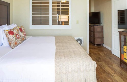 Ormond Shores Haus | Hear the Atlantic waves in this Studio resort apt in Ormond Beach with vacation