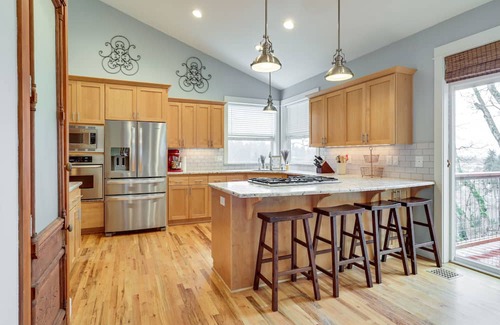 Silverton Haus | Silverton Home w/View, 2 Mi to Oregon Garden!