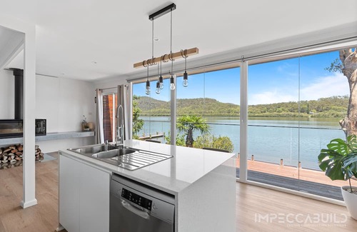 Central Coast Council Haus | Discover Your Riverside Retreat: Modern Comforts, Private Jetty, & Scenic Views!