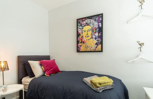 Coalville Haus | Sparkenhoe - Stunning home with garden & parking