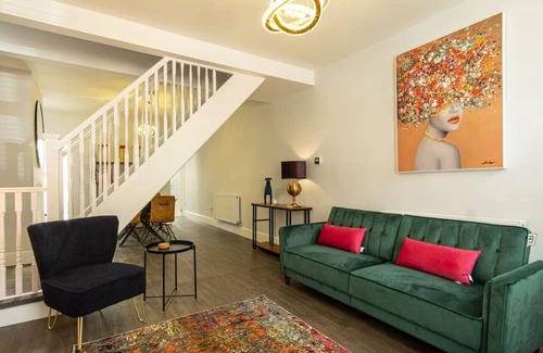 Coalville Haus | Sparkenhoe - Stunning home with garden & parking