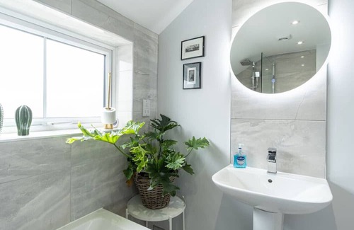 Coalville Haus | Sparkenhoe - Stunning home with garden & parking