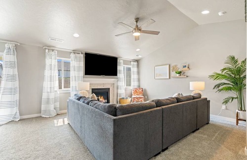 Caldwell Haus | New Indoor Sauna, Sleeps 8, SW Caldwell, Vallivue