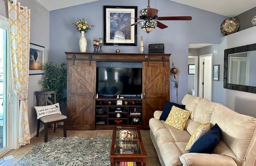 Boyette Springs Haus | Beautiful 40 ft Pool/Spa Home with Private Gym & Dedicated Office on Lake