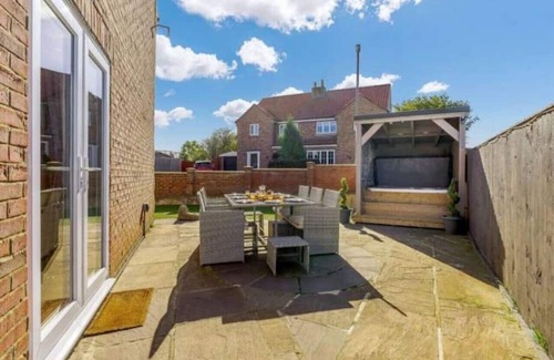 Kirby Misperton Haus | Spacious 6 bed w/hottub near Flamingo Land