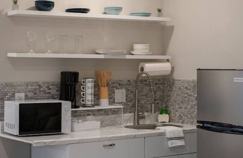 Azalea Park Haus | Private Studio near parks & DNTN