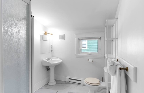 Moncton Wohnung | Studio 6 ~ 1 BDRM w/ Private Bath & Balcony