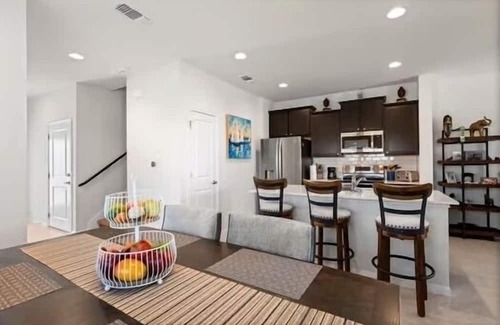 Manor Haus | Amenities of Austin minutes from Austin Bergstrom!