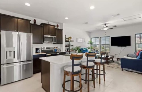 Manor Haus | Amenities of Austin minutes from Austin Bergstrom!