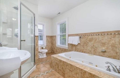 Black Rock Historic District Haus | Immaculate 4-Bed House close to the beach