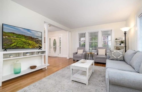 Black Rock Historic District Haus | Immaculate 4-Bed House close to the beach