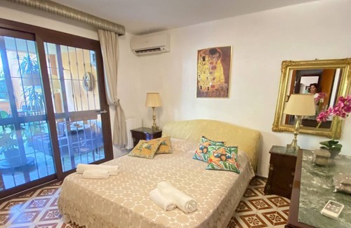 Addaura Wohnung | Apartment in villa - 2 minutes walk to the beach