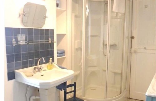 Aumeville-Lestre Wohnung | Spacious apartment with garden