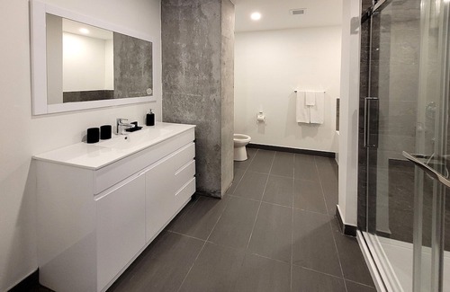 Fabreville Wohnung | Corporate Stays -Relax & unwind with 1BR exclusive amenities with Rooftop Access