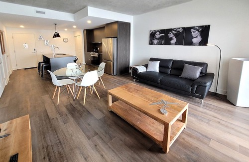Fabreville Wohnung | Corporate Stays -Relax & unwind with 1BR exclusive amenities with Rooftop Access