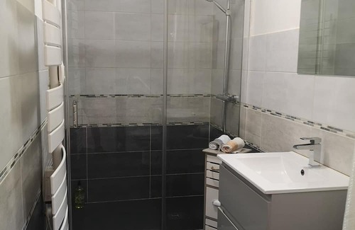Sechilienne Wohnung | Studio Apartment "Spacieux Vue Montagne" with Mountain View, Balcony & Wi-Fi