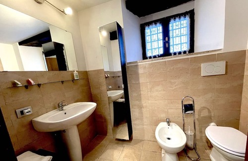 Arpino Sonstige | Spacious double room in an ancient farmhouse with exposed beams and 19th century stone equipped with