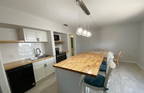 Rock Ridge Wohnung | Spacious 2BR/2BA 5 min to beach with yard and garage