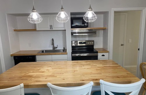 Rock Ridge Wohnung | Spacious 2BR/2BA 5 min to beach with yard and garage