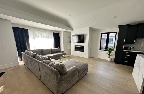 Hamilton Haus | Entire home in Dundas