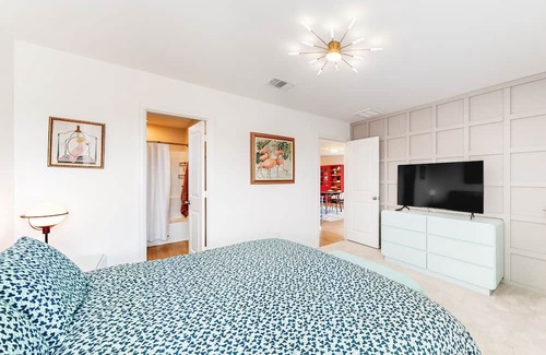 Willis Haus | Stylish & spacious getaway with large fenced yard & W/D - near lakes & golf
