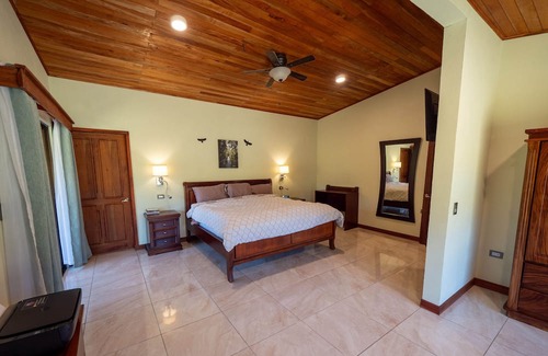 Sierra Haus | Modern and Spacious near Monteverde Reserves, Zip Lines, Waterfalls & Wildlife!