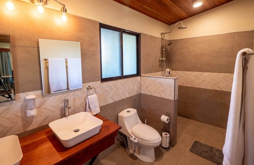 Sierra Haus | Modern and Spacious near Monteverde Reserves, Zip Lines, Waterfalls & Wildlife!