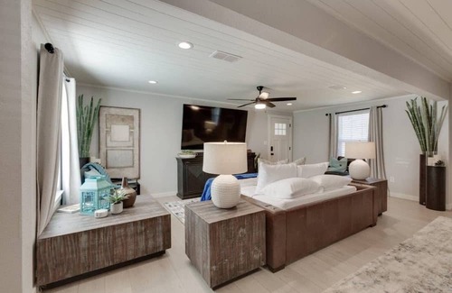 Pilot Point Haus | Liberty House in Pilot Point -- A cozy vibe & 10 minutes from Ray Roberts Lake.