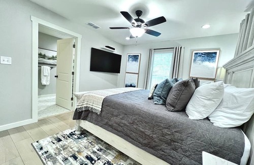 Pilot Point Haus | Liberty House in Pilot Point -- A cozy vibe & 10 minutes from Ray Roberts Lake.
