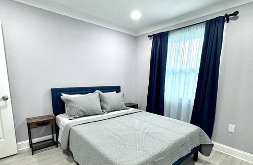 Walsingham Haus | LUXE 4BR Private Home Pool BBQ Boat Parking 3mi From Indian Rocks Beach