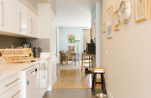 Banchory Hütte | A cosy colourful cottage with a great view