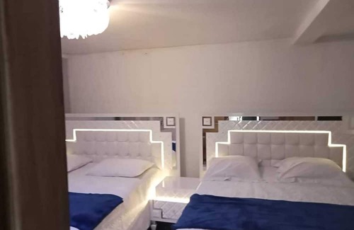 Tremblay-en-France Haus | Homerez - Big house for 19 ppl. with jacuzzi and garden at Tremblay-en-France