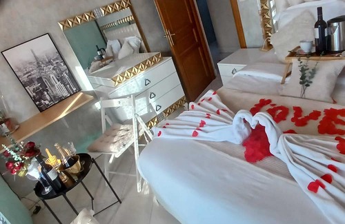 Tremblay-en-France Haus | Homerez - Big house for 19 ppl. with jacuzzi and garden at Tremblay-en-France