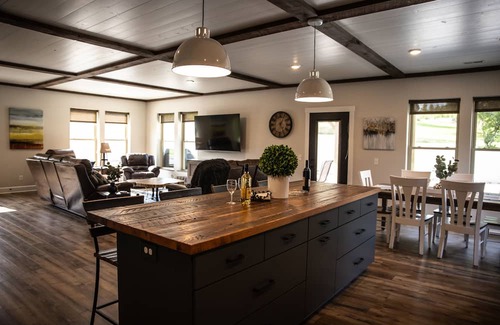 Somerdale Haus | 2 unit in Amish Country Spacious Lodge in Sugarcreek