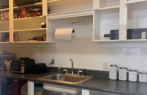 Milford Haus | Large fully furnished corporate housing. Centrally located, plenty of parking.